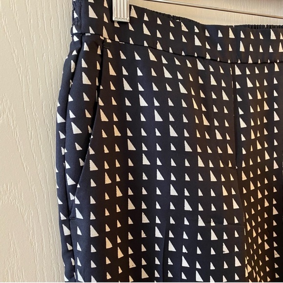 THEORY Silk Triangle Print Pull-On Trouser in Black & White - 2 - Picture 8 of 13